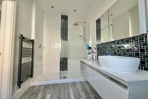 En-suite Shower Room- click for photo gallery